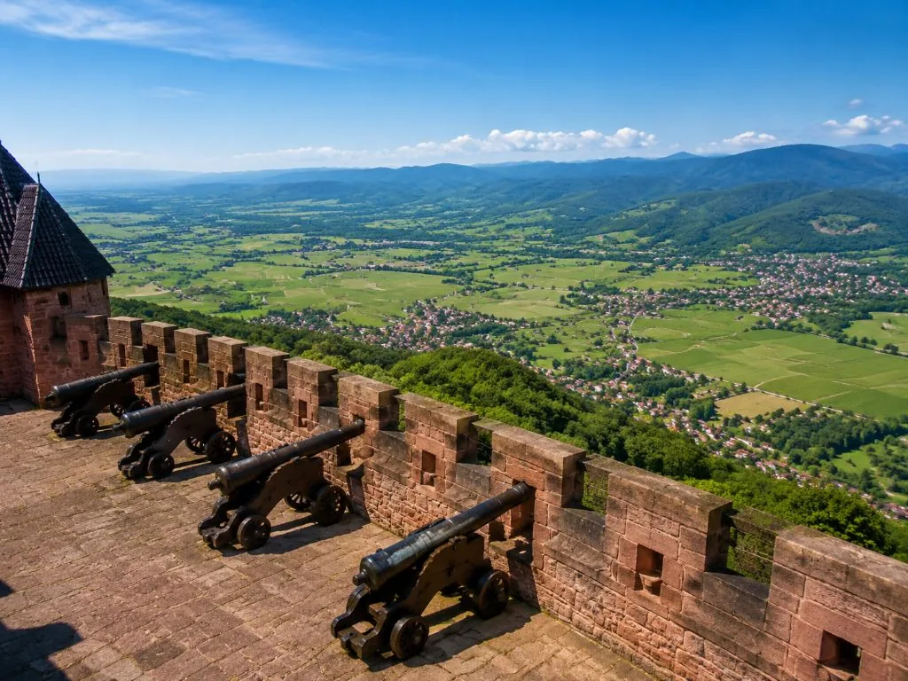 Panorama sur la plaine d&rsquo;Alsace depuis le grand bastion du Haut-Koenigsbourg